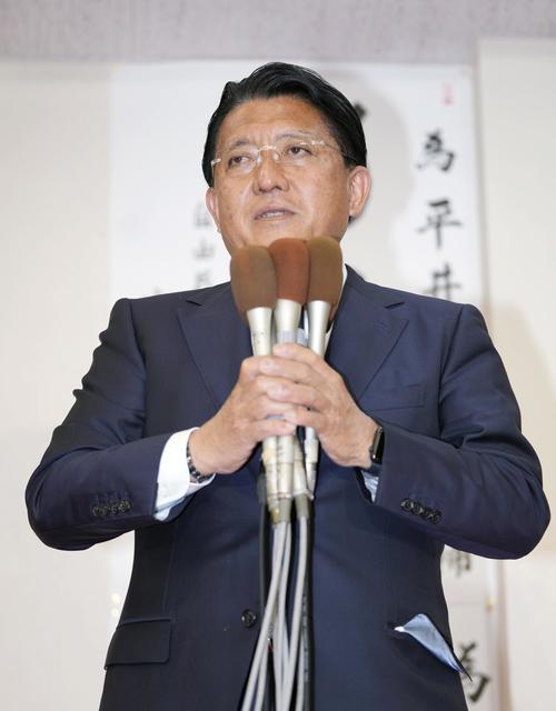 香川1区で敗北し、支持者らに敗戦の弁を語る自民党の平井前デジタル相(共同)