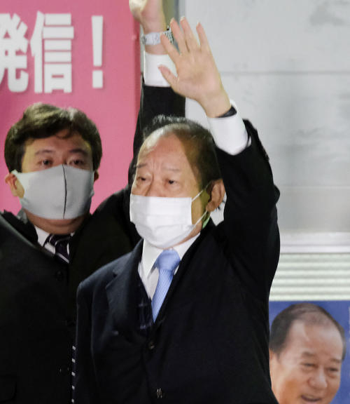 和歌山3区で当選を決め、支援者らに手を振る自民党の二階前幹事長（共同）