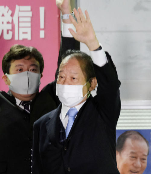 和歌山3区で当選を決め、支援者らに手を振る自民党の二階前幹事長(共同)