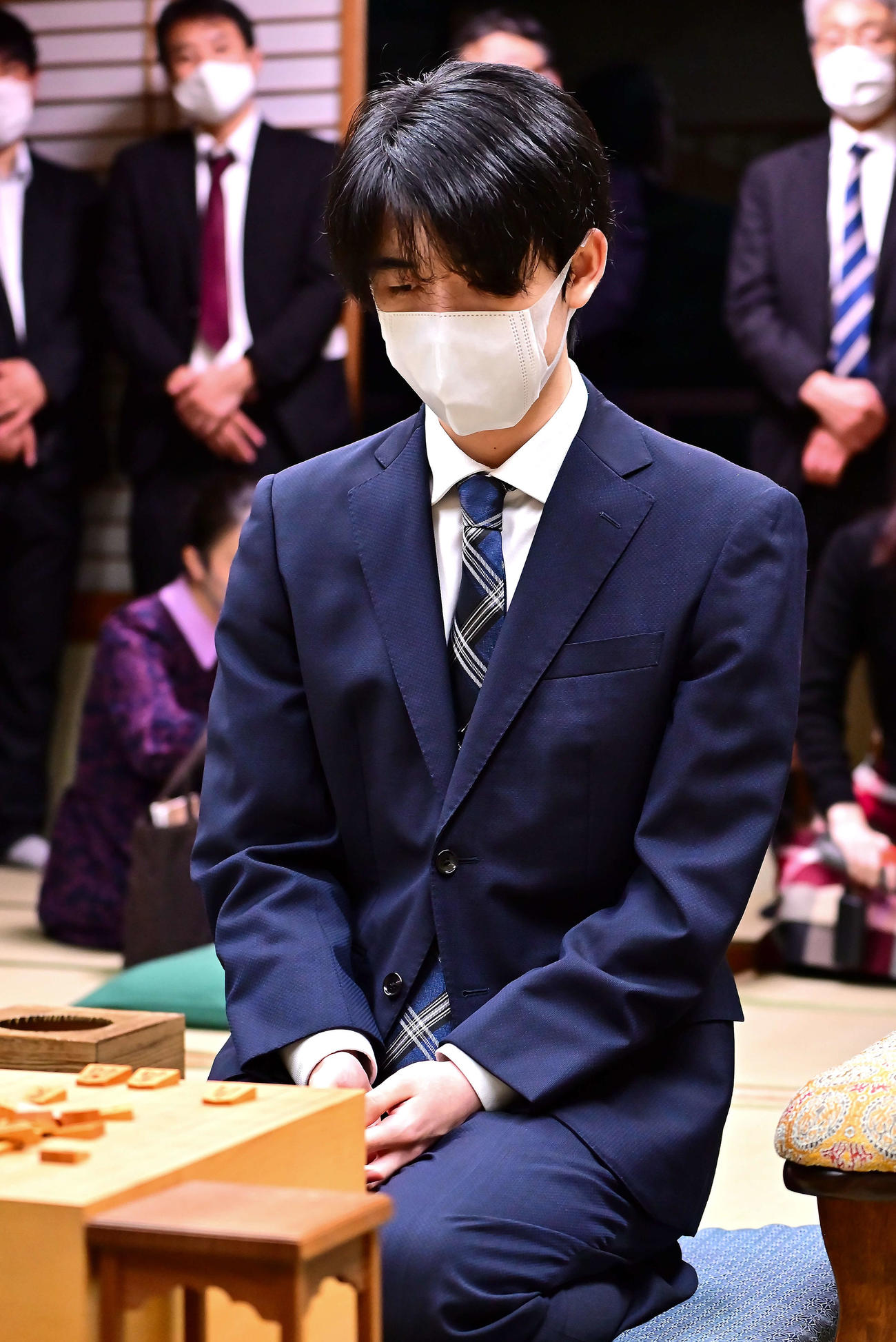 竜王戦7番勝負第3局の対局会場となる「雨情の宿　新つた」で検分を行う藤井聡太3冠（日本将棋連盟提供）