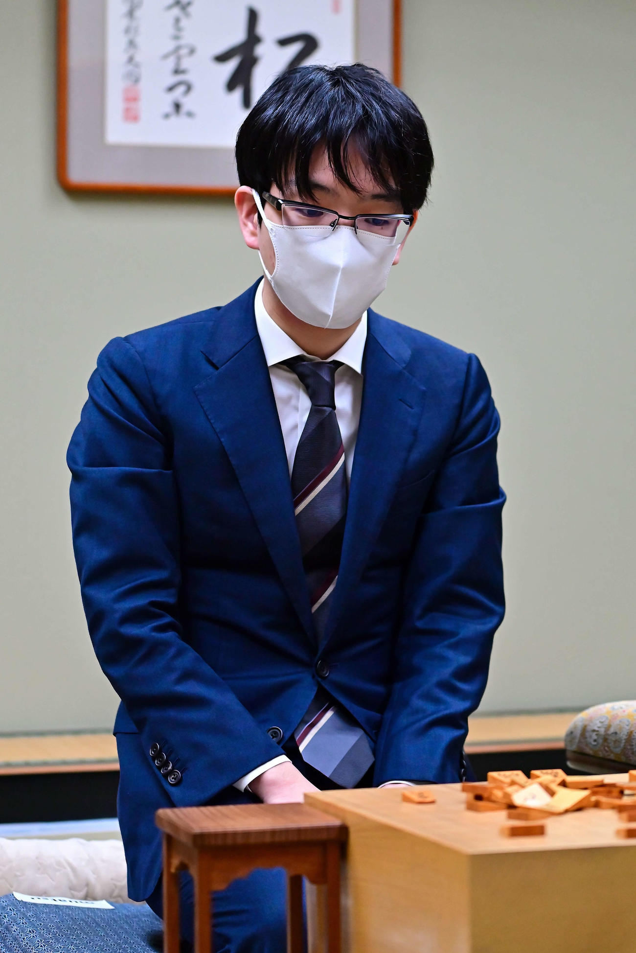 竜王戦7番勝負第3局の対局会場となる「雨情の宿　新つた」で検分を行う豊島将之竜王（日本将棋連盟提供）