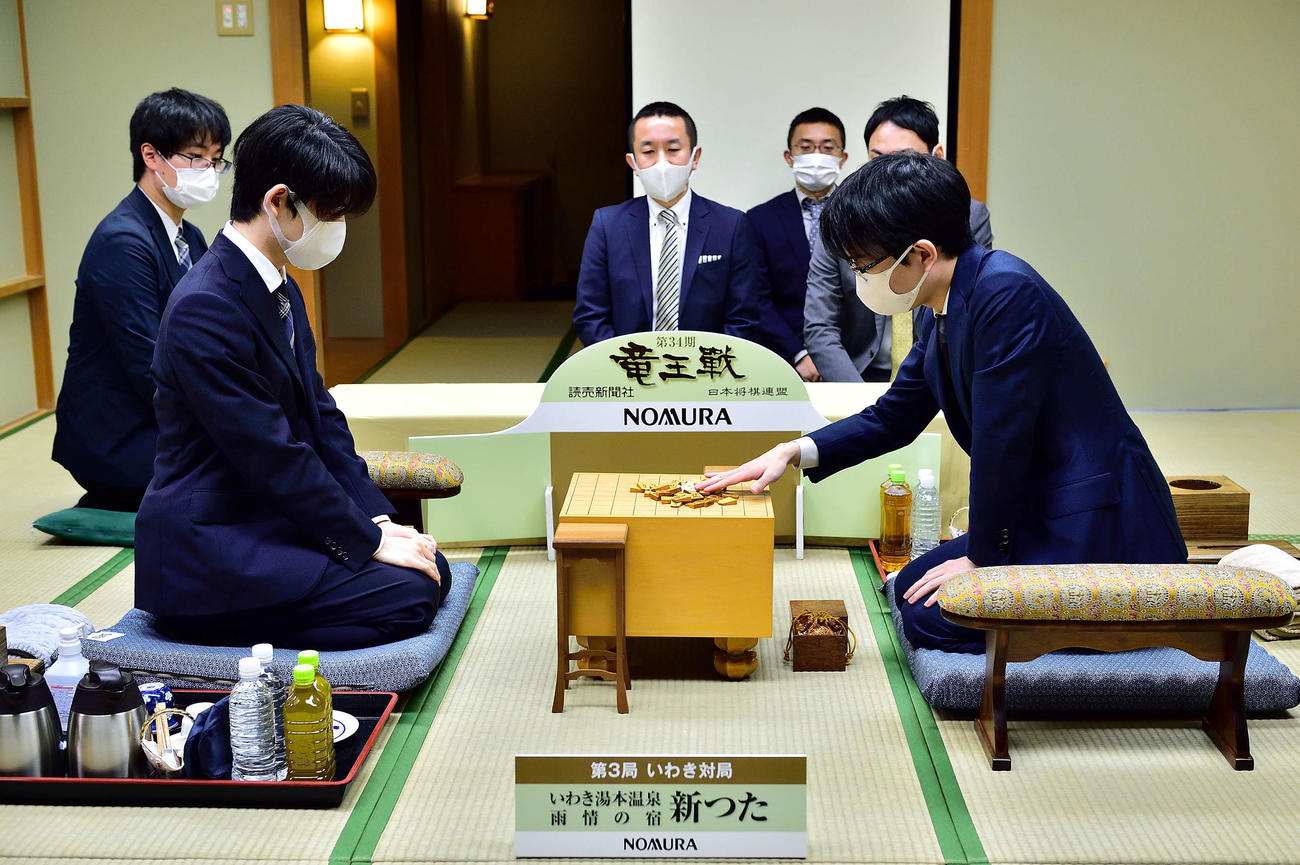 竜王戦7番勝負第3局の対局会場となる「雨情の宿　新つた」で検分を行う豊島将之竜王（右）と藤井聡太3冠（左、日本将棋連盟提供）