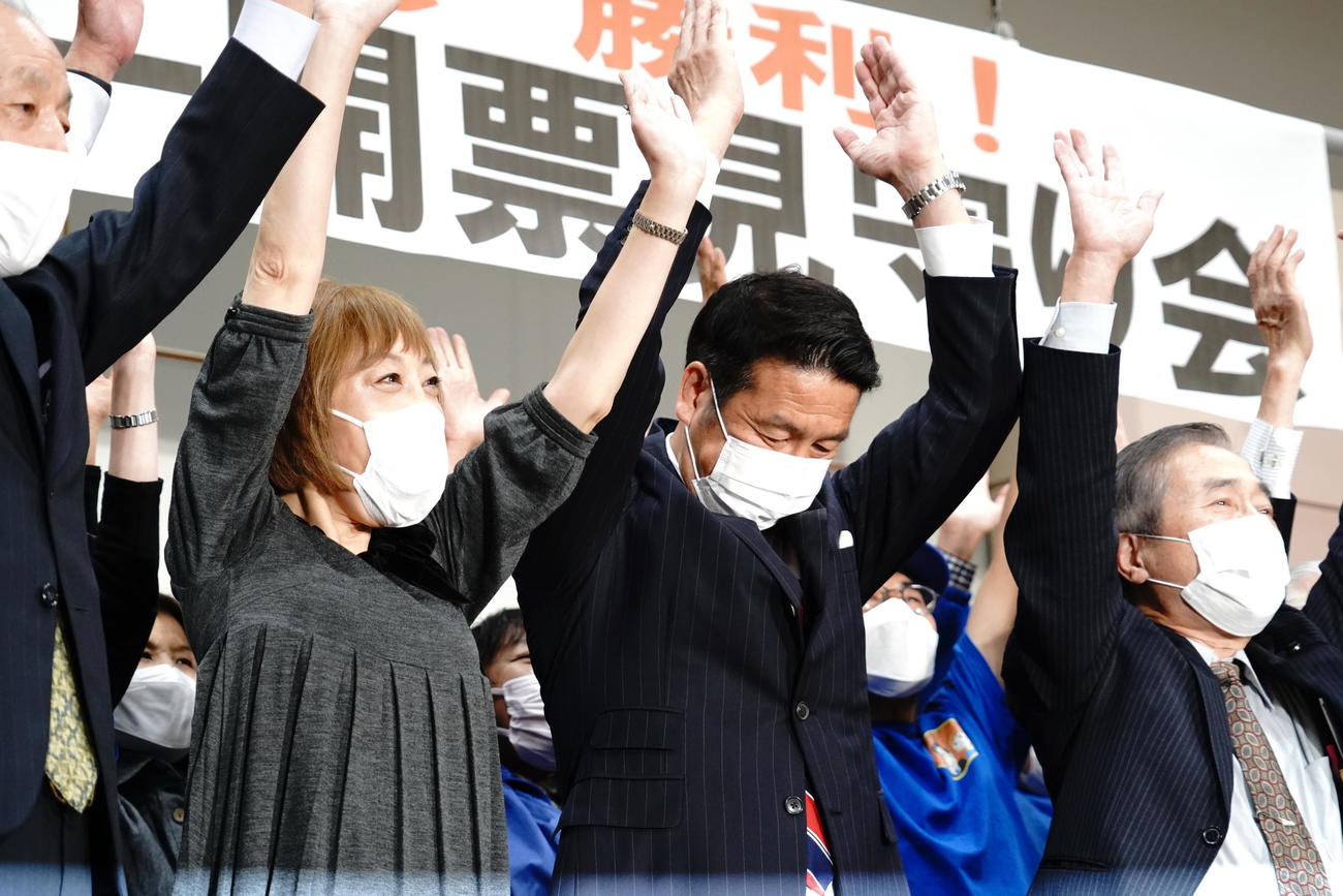 新潟5区で当選確実となった米山隆一前新潟県知事（無所属）と妻の室井佑月氏（撮影・佐藤成）