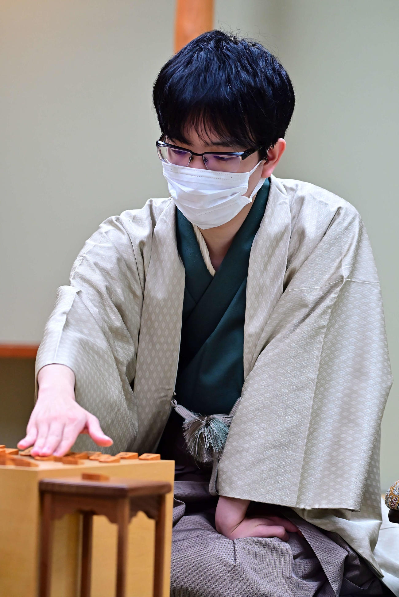 竜王戦7番勝負第3局の対局再開に備える豊島将之竜王（日本将棋連盟提供）