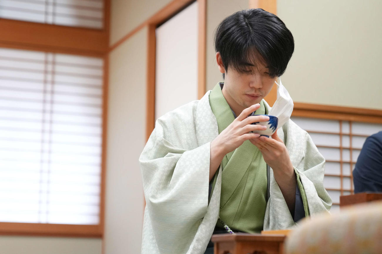 対局再開を前にお茶を飲む藤井3冠（代表撮影）