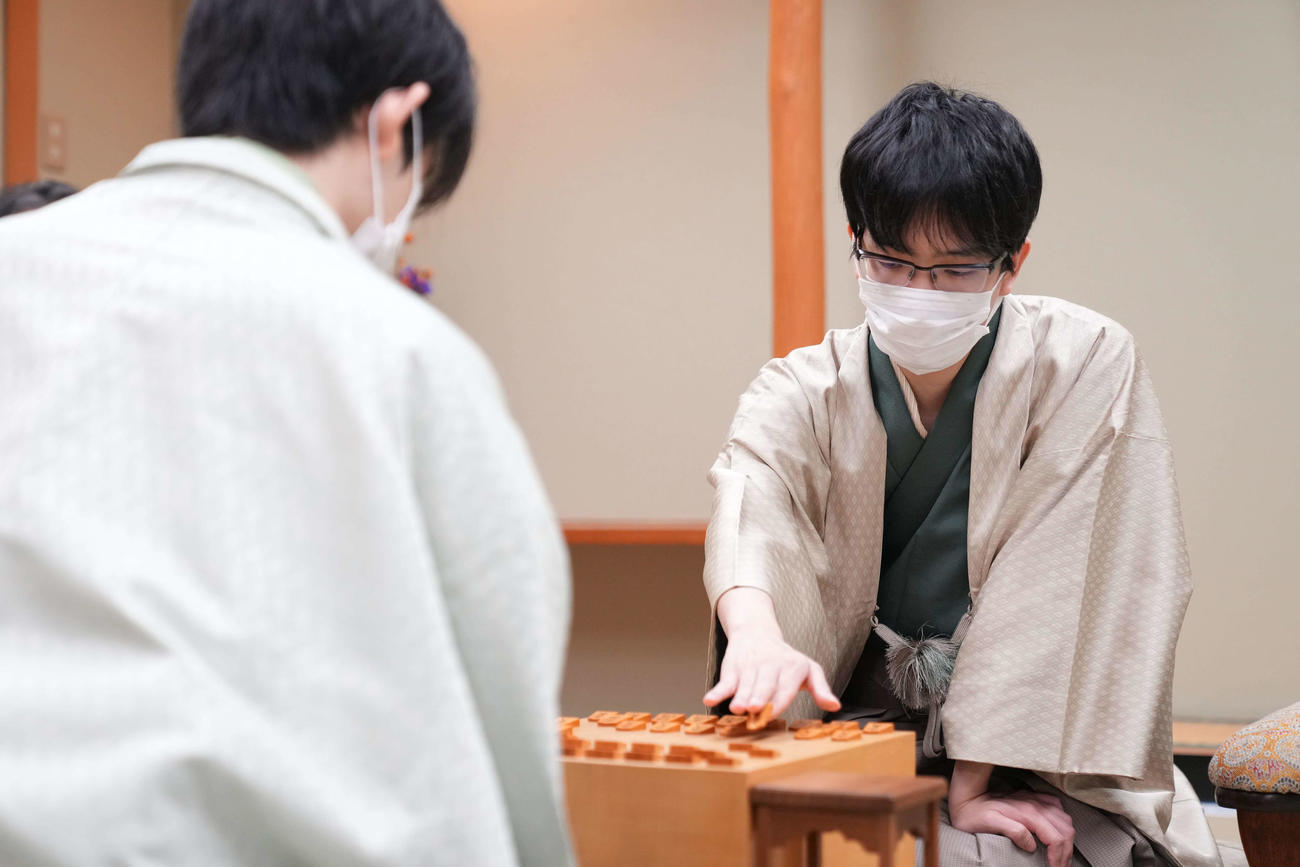 第34期竜王戦7番勝負第3局　前日の指し手を再現する豊島竜王（代表撮影）