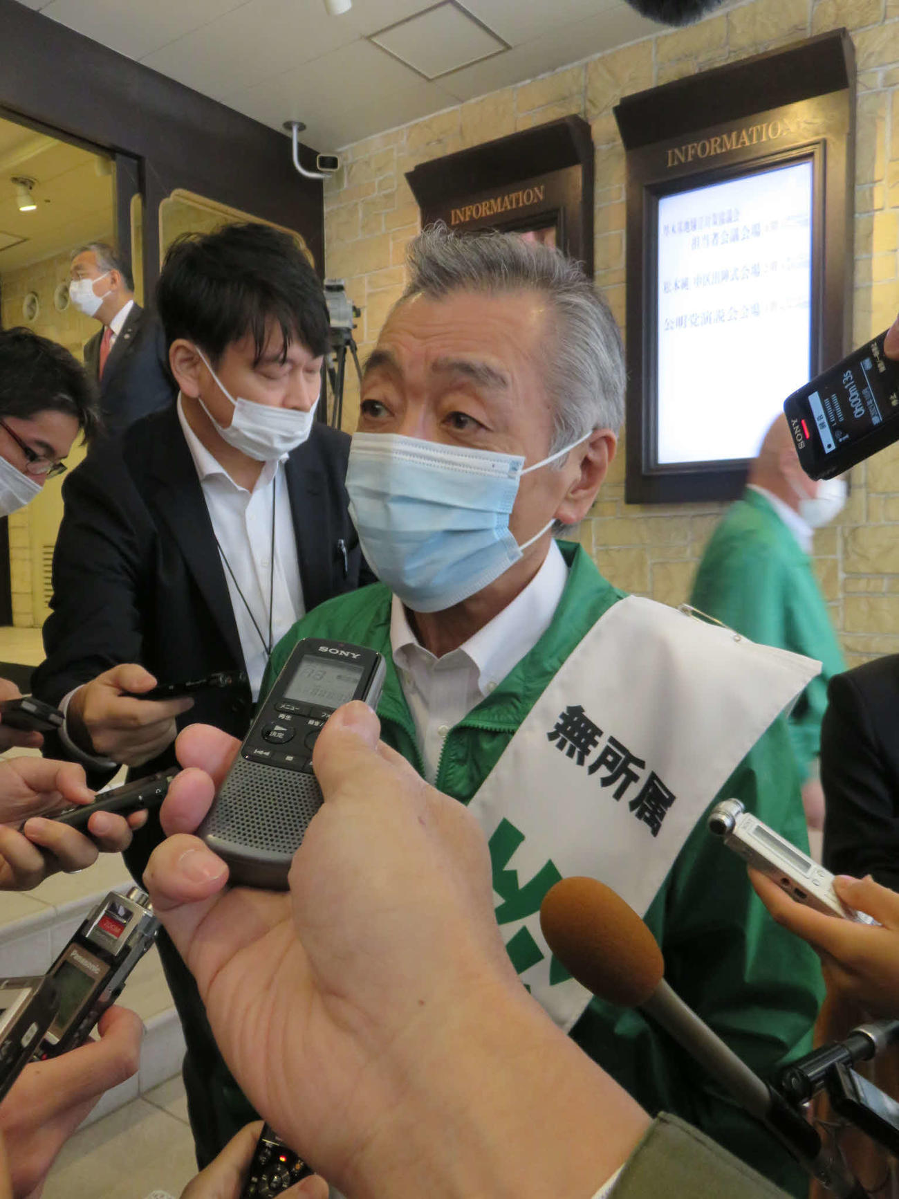 19日、報道陣の取材に答える松本純氏