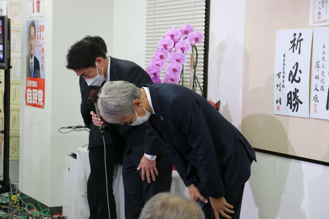 衆院選東京8区での敗北が確実になり、深々と頭を下げる石原伸晃氏（手前）（撮影・小林千穂）