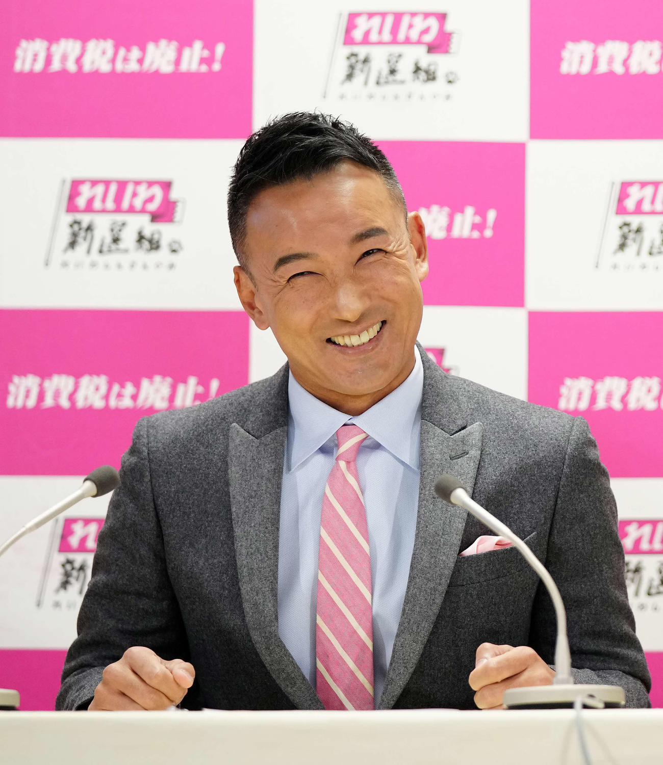 フジテレビとの生中継後、笑顔を見せる、れいわ新選組の山本代表（撮影・江口和貴）