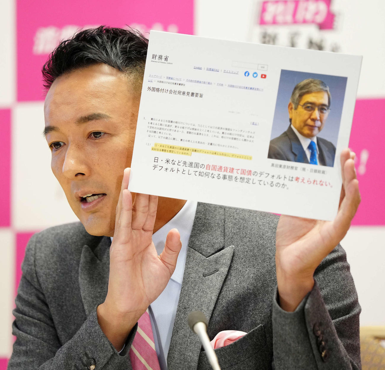 フリップを掲げながら、テレビ生中継の質問に応じる、れいわ新選組の山本代表（撮影・江口和貴）