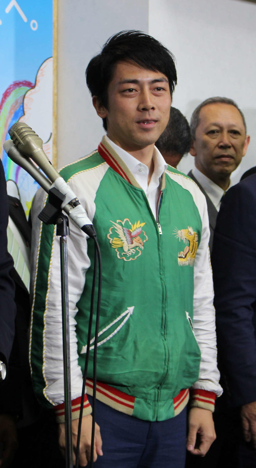 スカジャン姿の小泉進次郎前環境相（2017年10月22日撮影）