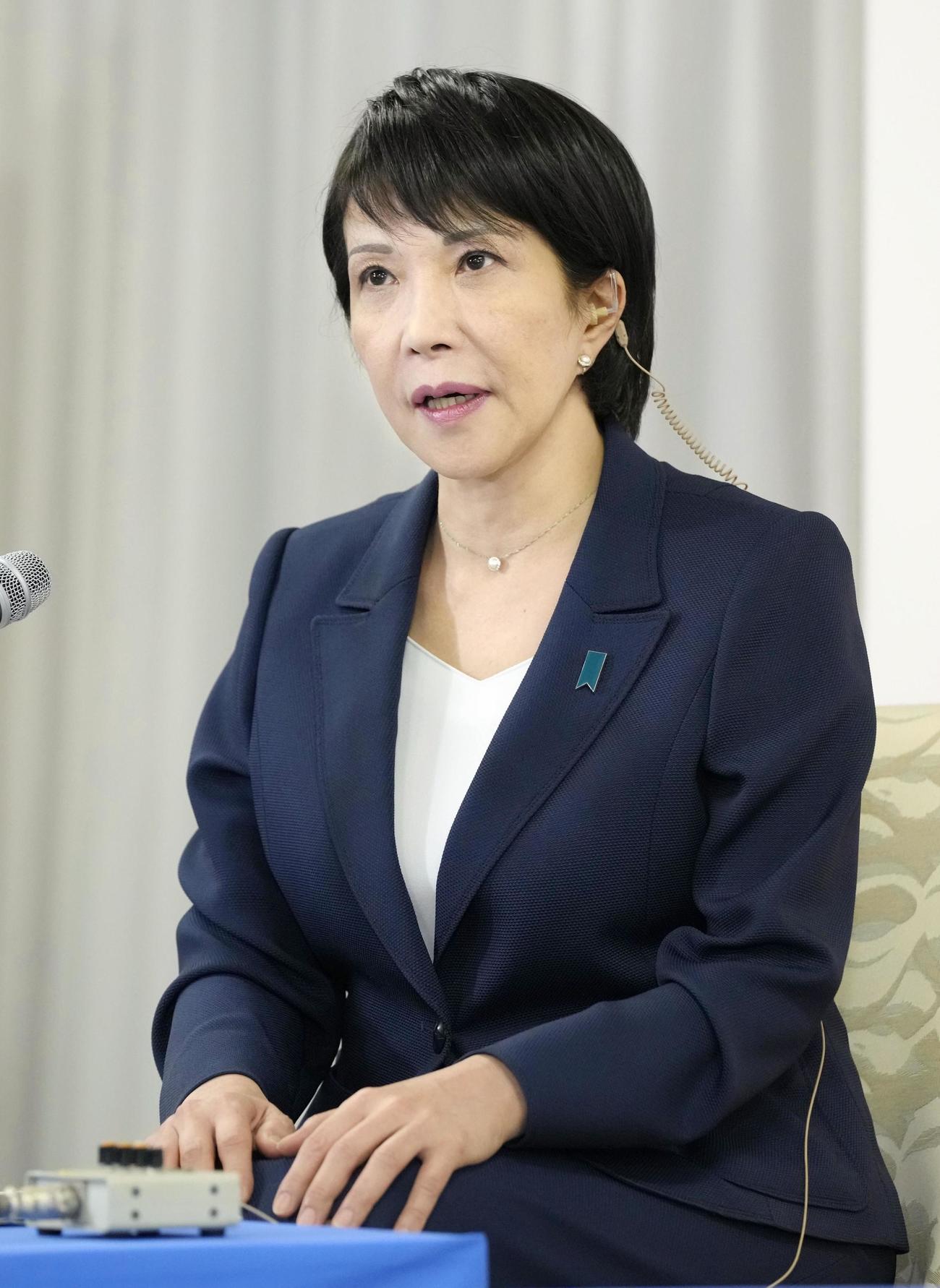 テレビ局のインタビューに答える自民党の高市政調会長（共同）
