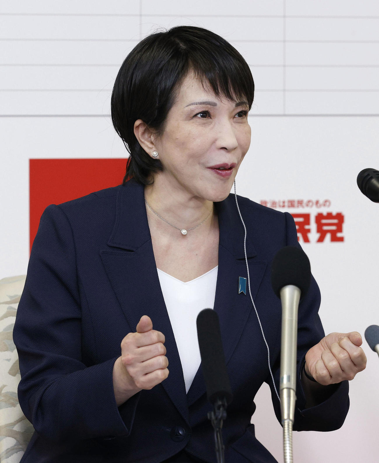 テレビ局のインタビューに答える自民党の高市政調会長（共同）