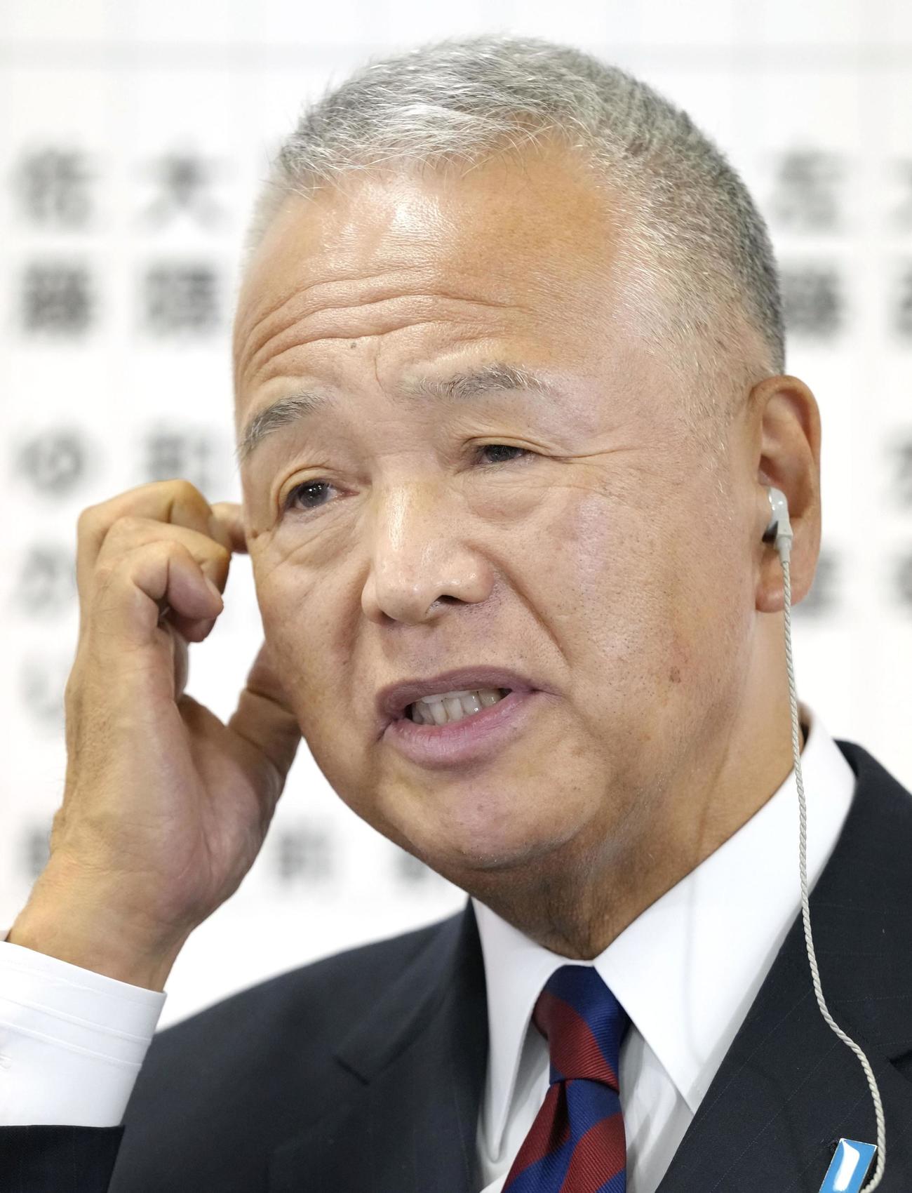 テレビ局のインタビューを受け、厳しい表情を見せる自民党の甘利幹事長＝31日午後9時23分、東京・永田町の党本部（共同）