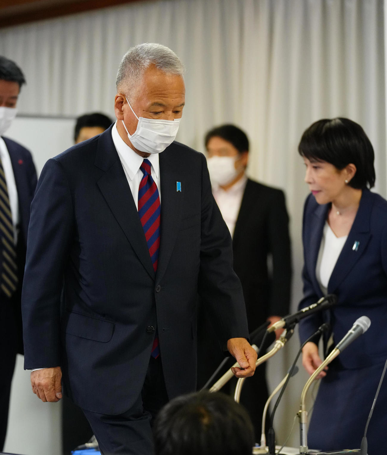 席に着く甘利明幹事長　右は高市早苗政調会長＝2021年10月31日（代表撮影）