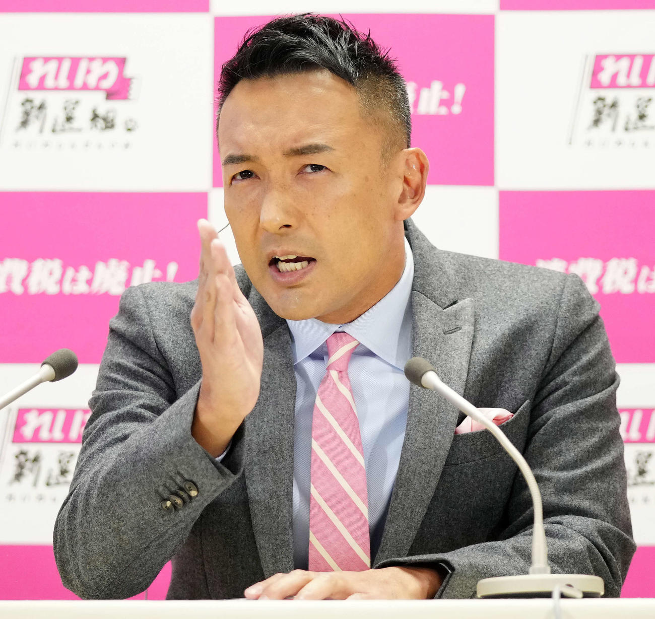 フジテレビ生中継で橋下徹氏の質問に答える、れいわ新選組の山本代表（撮影・江口和貴）