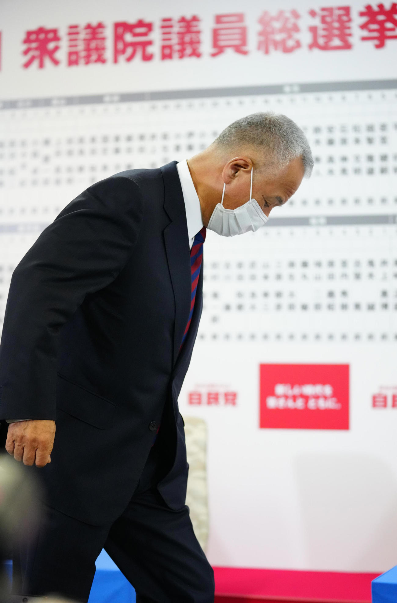 席に着く甘利明幹事長（代表撮影）