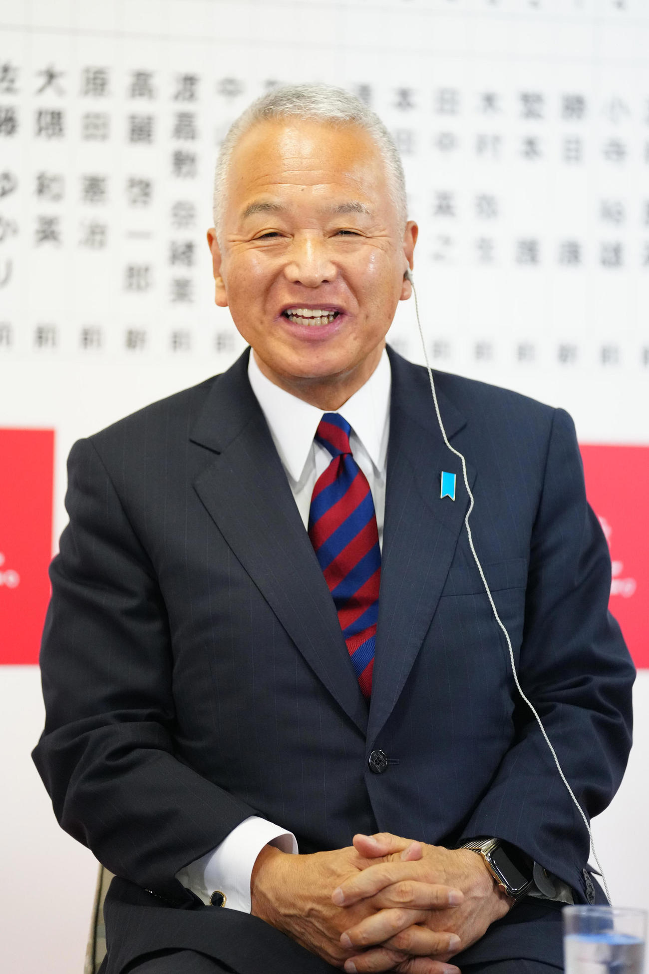 笑顔で質問に答える甘利明幹事長（代表撮影）