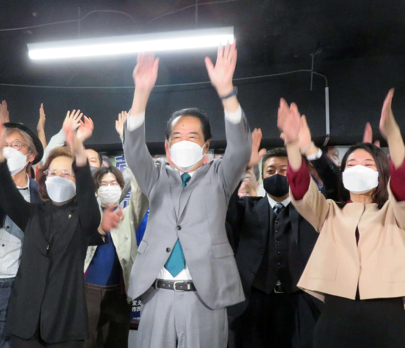 東京18区で当選し、万歳する菅直人氏（撮影・村上幸将）