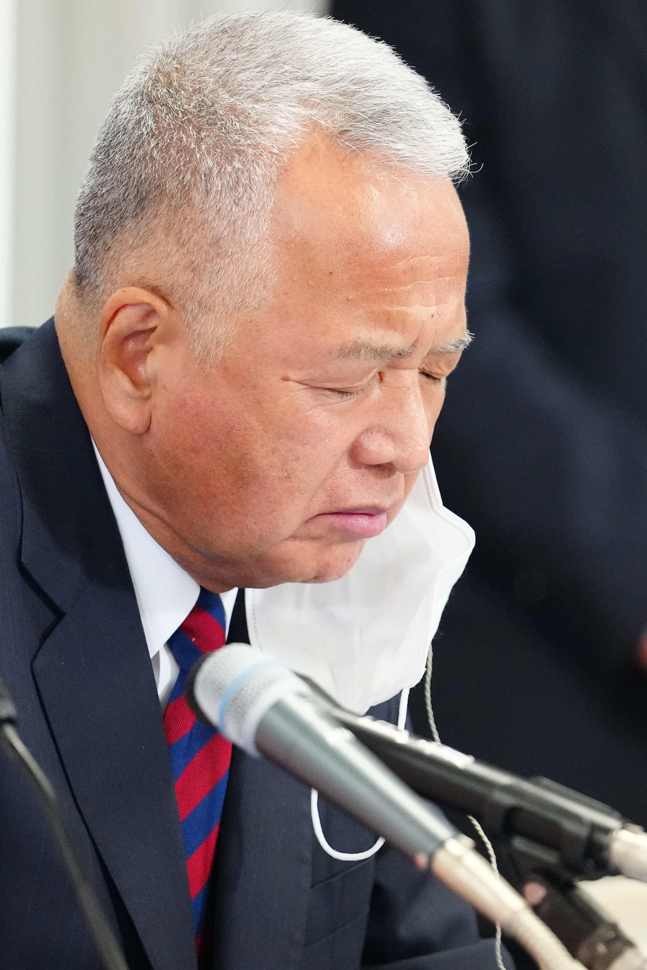 険しい表情で質問に答える自民党甘利幹事長（代表撮影）