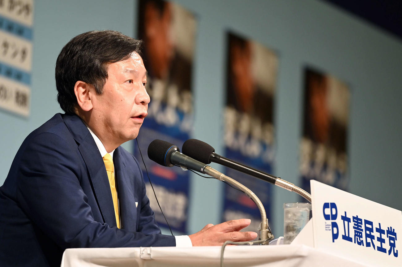 テレビ局のインタビューに答える立憲民主党の枝野幸男代表（撮影・たえ見朱実）