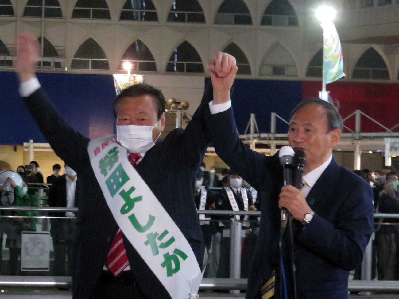 桜田義孝氏と菅義偉前首相（2021年10月23日撮影）