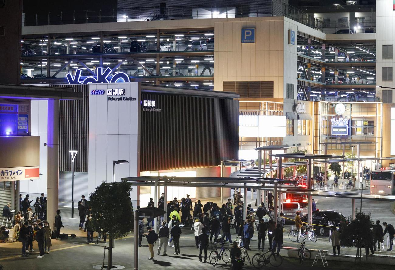 事件のあった列車が停止した京王線国領駅（共同）