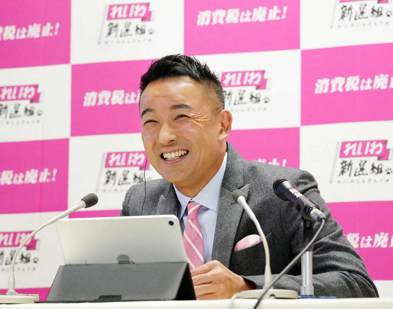 ラジオの中継インタビューで笑顔を見せる、れいわ新選組の山本太郎代表（撮影・江口和貴）