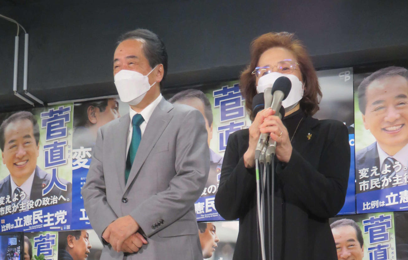 東京18区で当選し、あいさつする菅直人氏と伸子夫人（撮影・村上幸将）