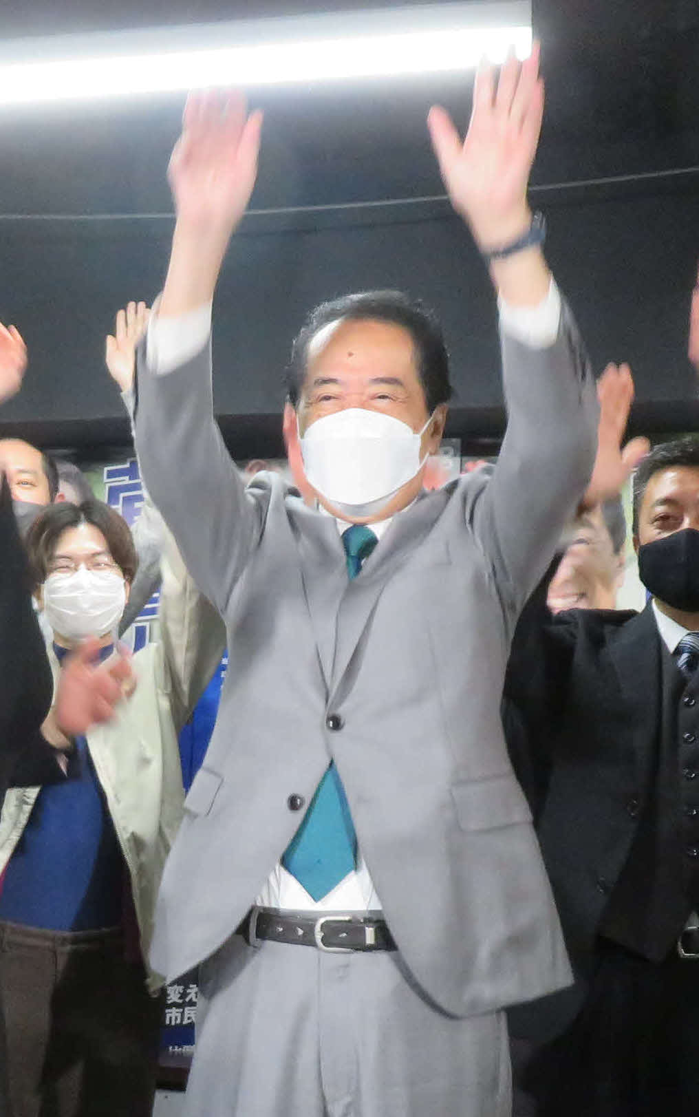 東京18区で当選し、万歳する菅直人氏（撮影・村上幸将）