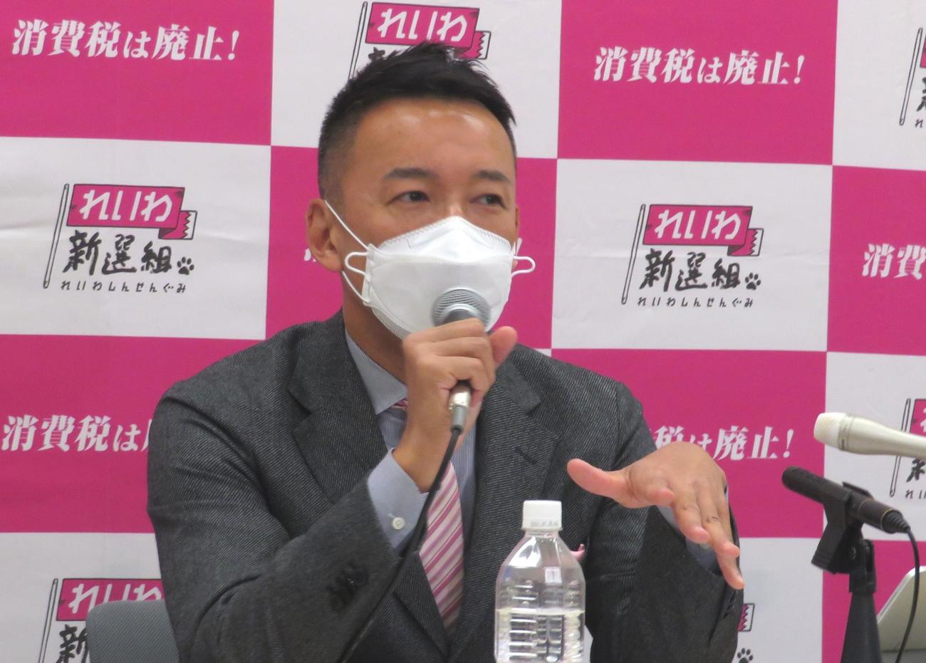 れいわ新選組の山本太郎代表は衆院選から一夜明け、定例会見で記者からの質問に答えた（撮影・寺沢卓）