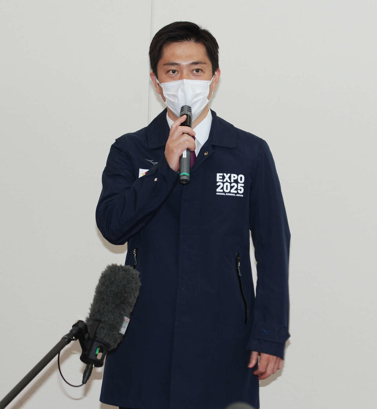 大阪市内で取材に応じた日本維新の会の副代表の吉村大阪府知事（撮影・松浦隆司）