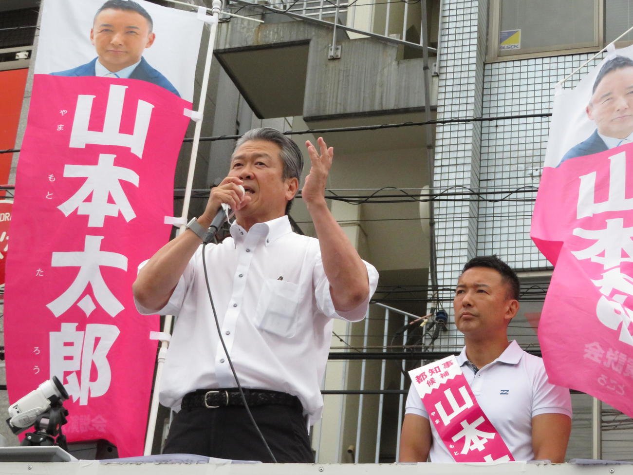 れいわ新選組代表山本太郎氏（右）の応援演説に駆け付けた立憲民主党の馬淵澄夫衆院議員（左＝2020年6月30日撮影）