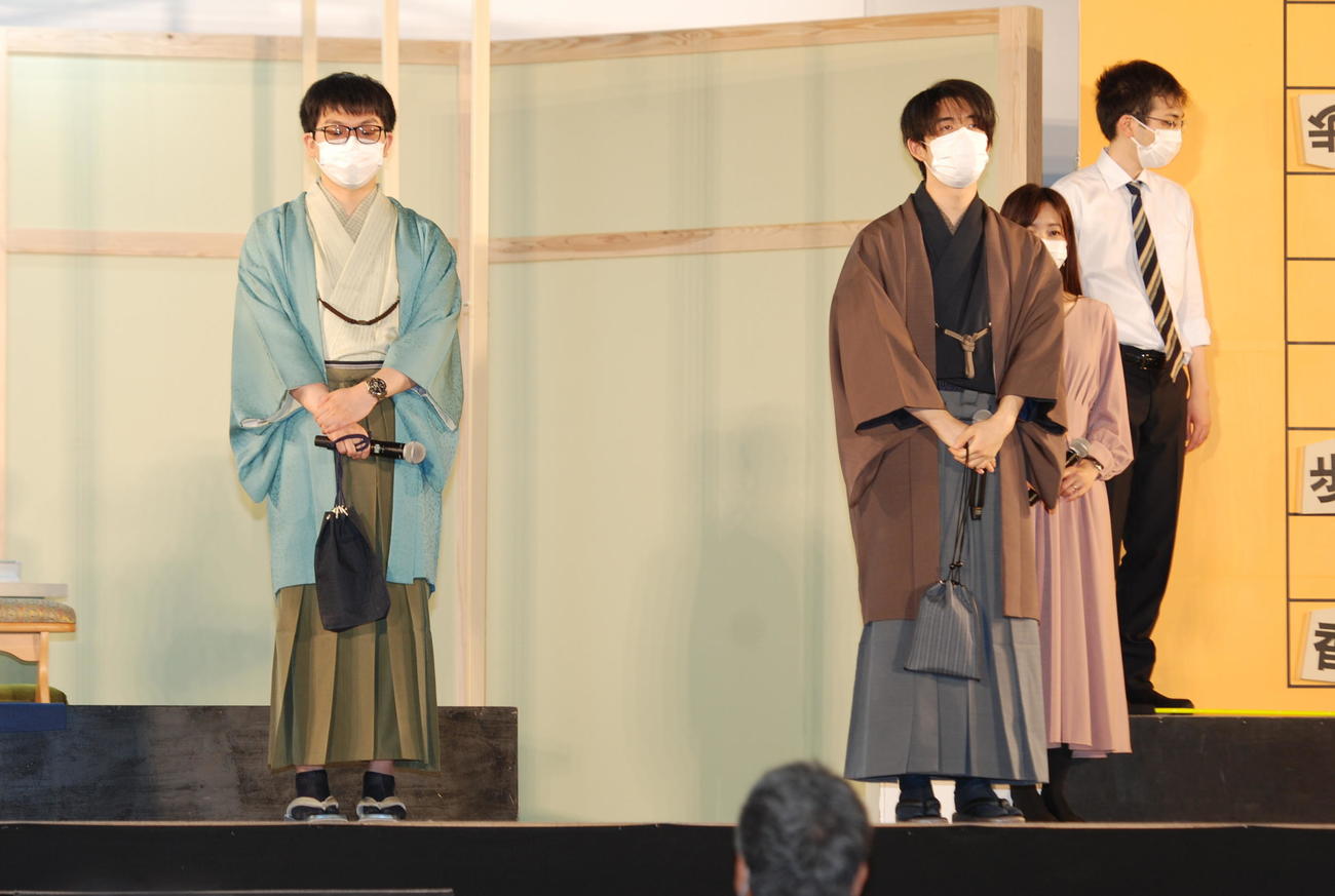 JT杯準決勝に臨んだ藤井聡太3冠（右）、永瀬拓矢王座（撮影・松浦隆司）