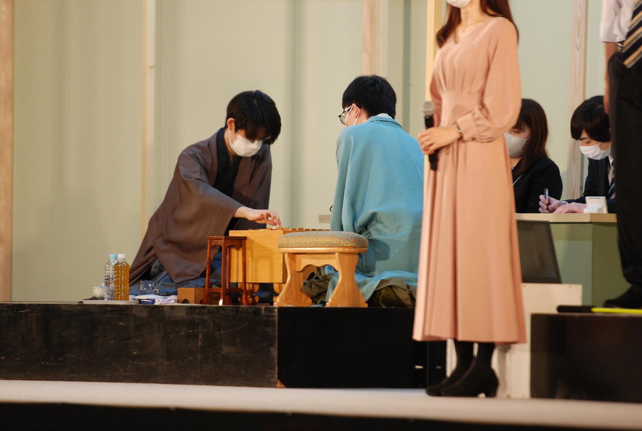 JT杯準決勝に臨んだ藤井聡太3冠（左）、永瀬拓矢王座（撮影・松浦隆司）