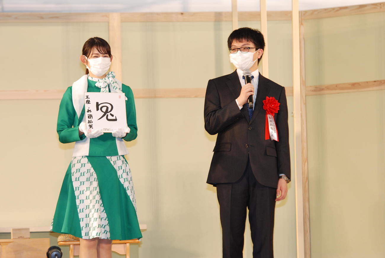 色紙に揮毫（きごう）した「鬼」について説明する永瀬拓矢王座（撮影・松浦隆司）