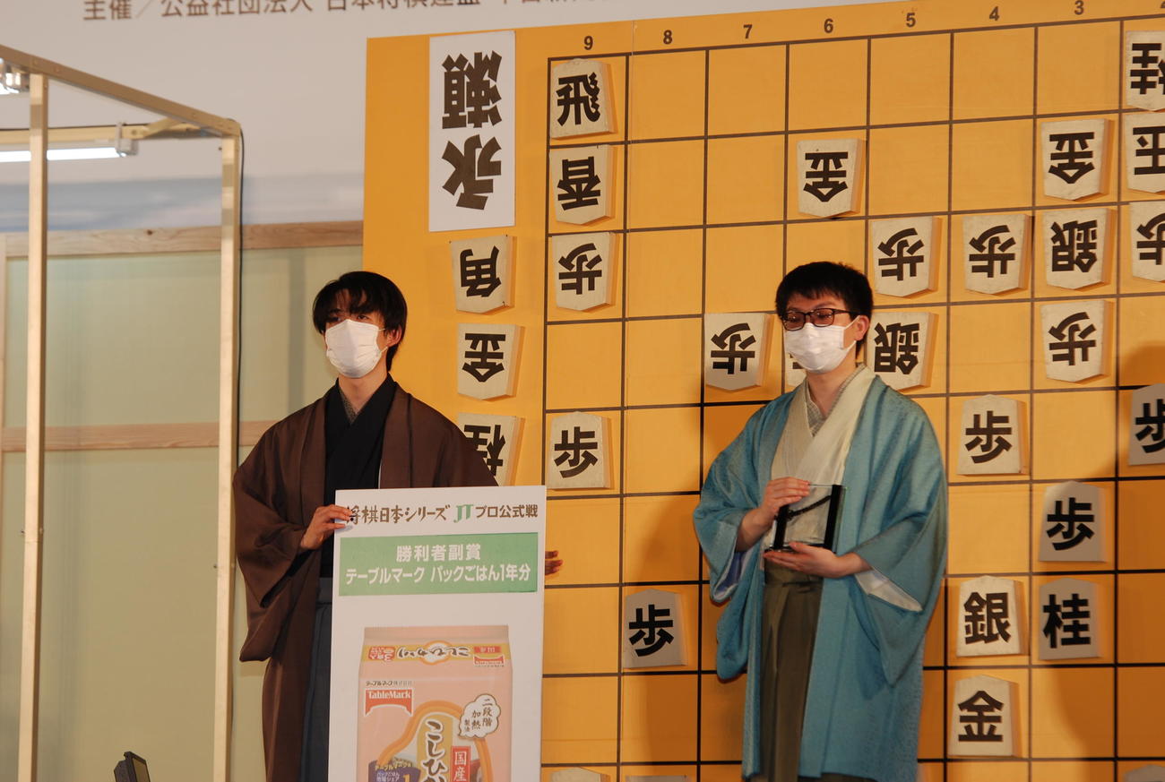JT杯決勝に進んだ藤井聡太3冠（左）、永瀬拓矢王座（撮影・松浦隆司）