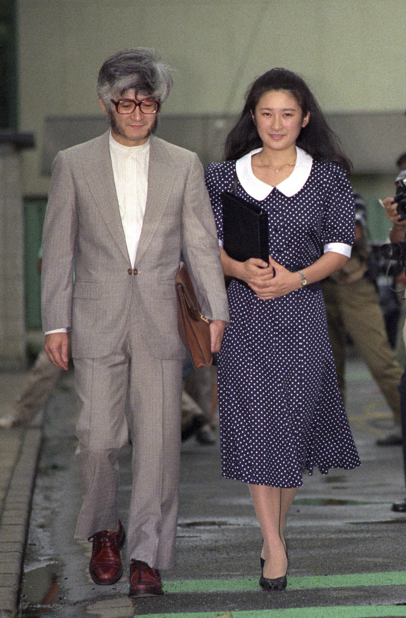 89年8月、結婚前の秋篠宮妃紀子さまと自宅近くを歩く父親の川嶋辰彦さん（共同）