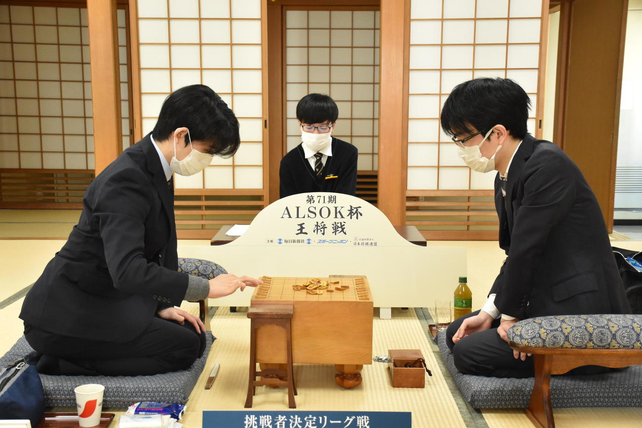 将棋の第71期王将戦挑戦者決定リーグに臨む藤井聡太3冠（左）と豊島将之竜王（日本将棋連盟提供）