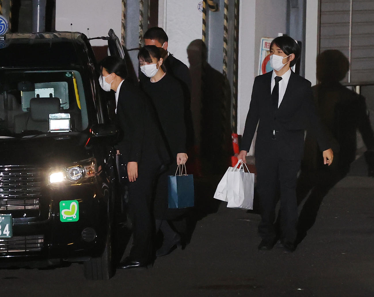 川嶋辰彦さんの家族葬を終え帰途に就く小室圭さん（右）、眞子さん夫妻（撮影・浅見桂子）