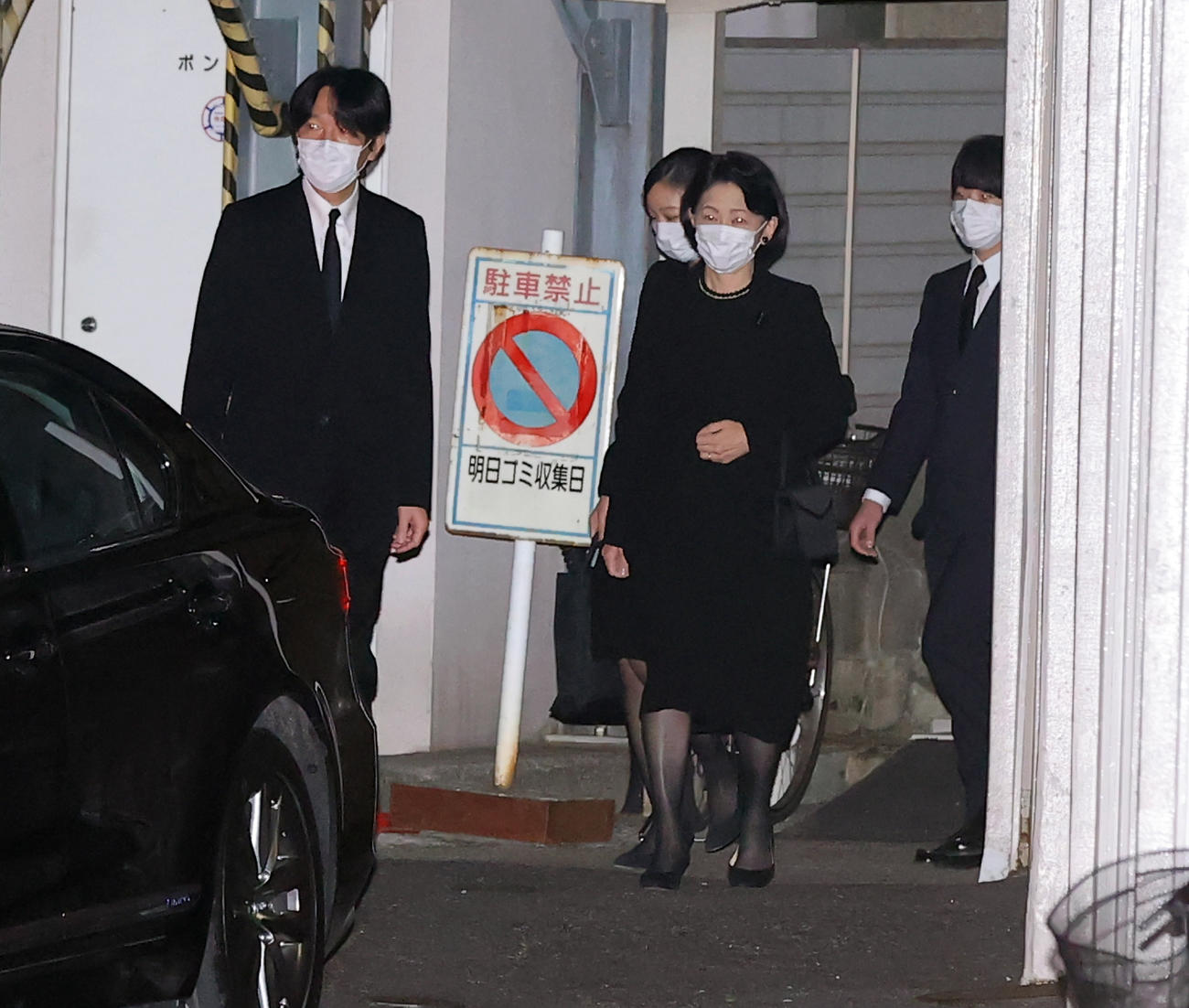 死去した川嶋辰彦さんの家族葬を終えた秋篠宮ご一家（撮影・浅見桂子）