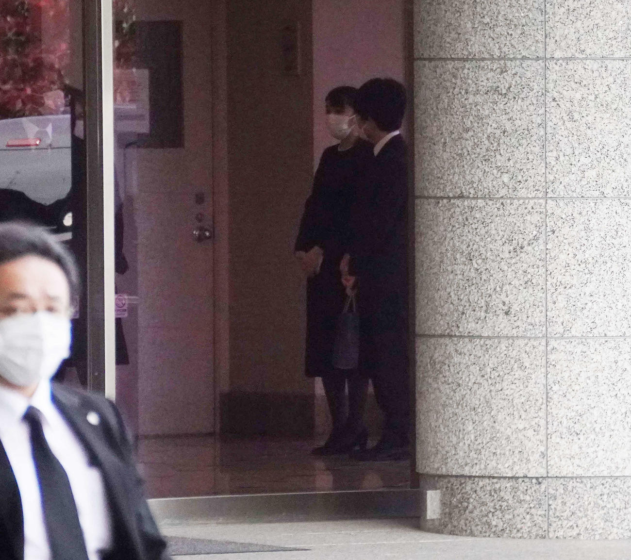 斎場を訪れた小室圭さんと眞子さん（撮影・沢田直人）