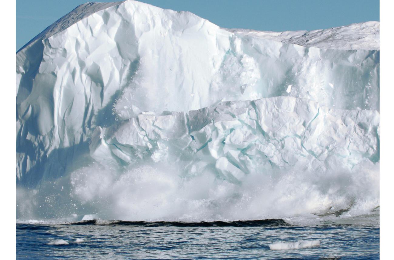 07年11月、温暖化の影響が顕在化している北極圏のグリーンランド沖の海で崩落する氷山（共同）