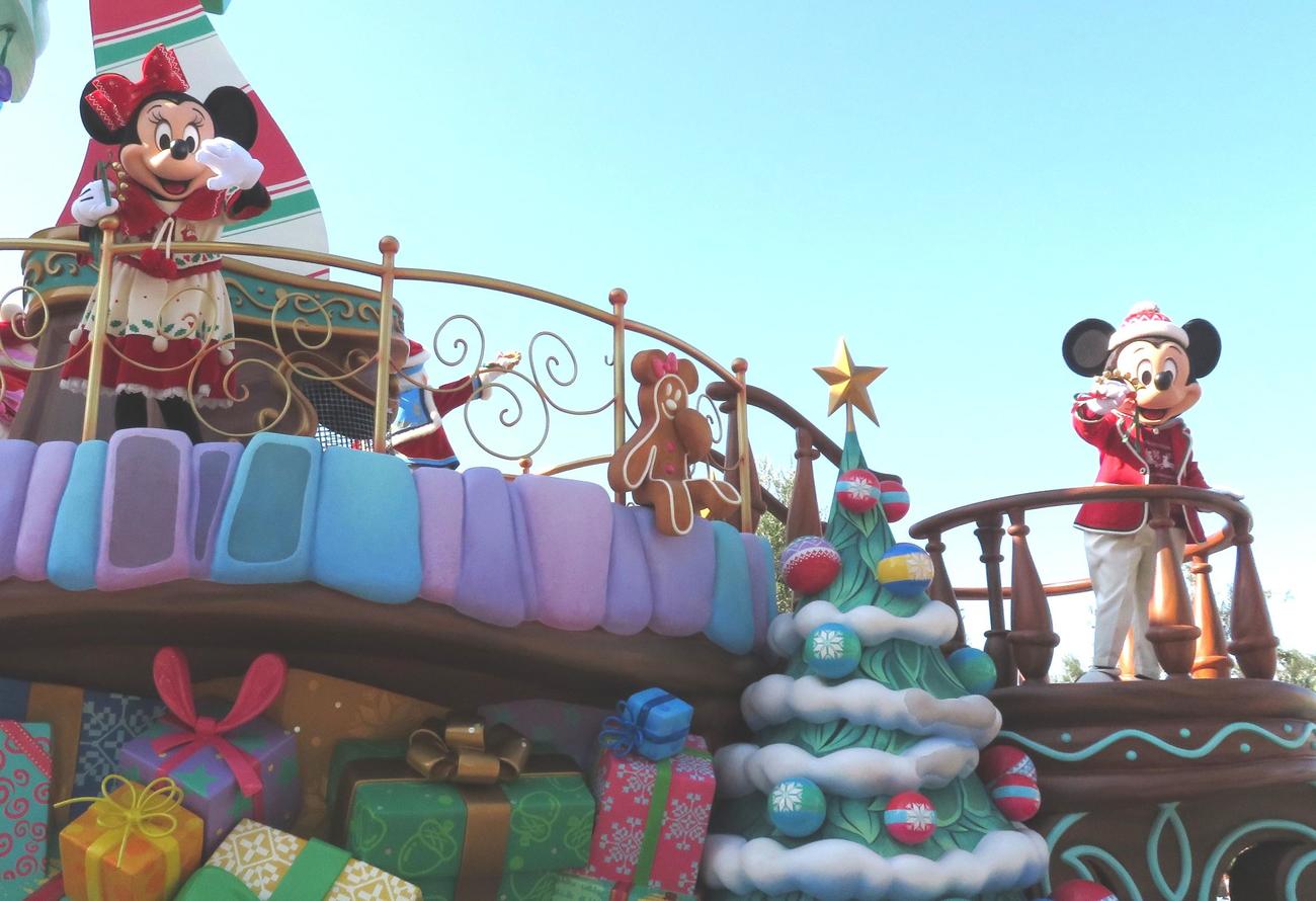 東京ディズニーランド、クリスマスバージョンのパレードでミニーマウス（左）とミッキーマウス（撮影・寺沢卓）