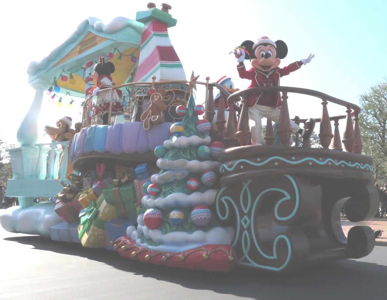 東京ディズニーランド、クリスマスバージョンのパレードで元気にポーズをとるミッキーマウス（撮影・寺沢卓）