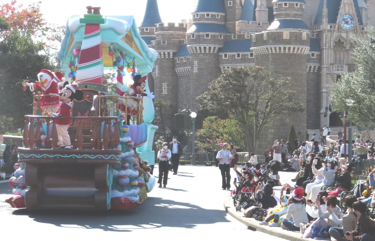 東京ディズニーランド、クリスマスバージョンのパレードでディスタンスをとって座るゲストも大喜び（撮影・寺沢卓）