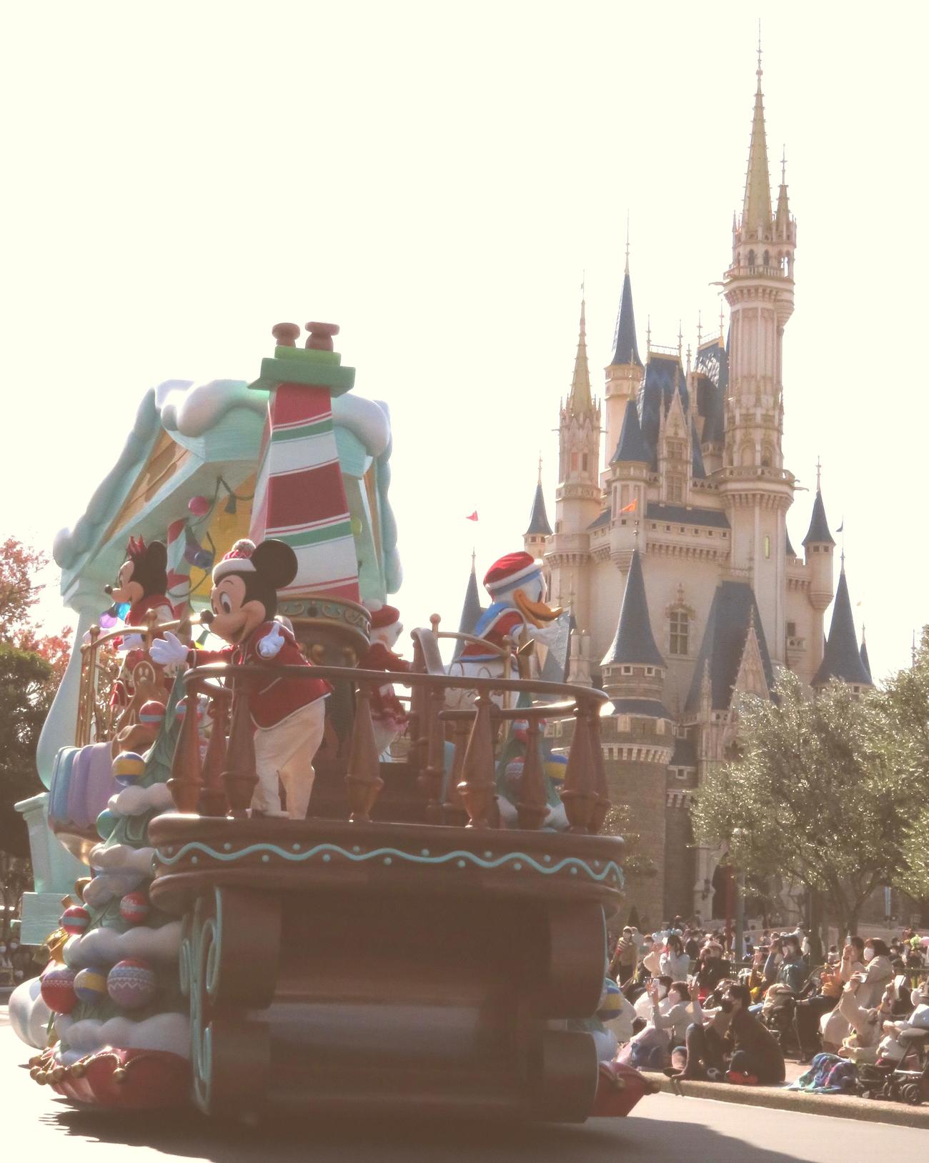 東京ディズニーランド、クリスマスバージョンのパレード。左からミニーマウス、ミッキーマウス、ドナルドダック（撮影・寺沢卓）
