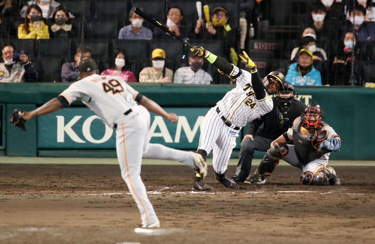 阪神対巨人　9回裏阪神2死一、二塁、ロハスが三振に倒れCSファイナル進出を逃す（2021年11月7日撮影）