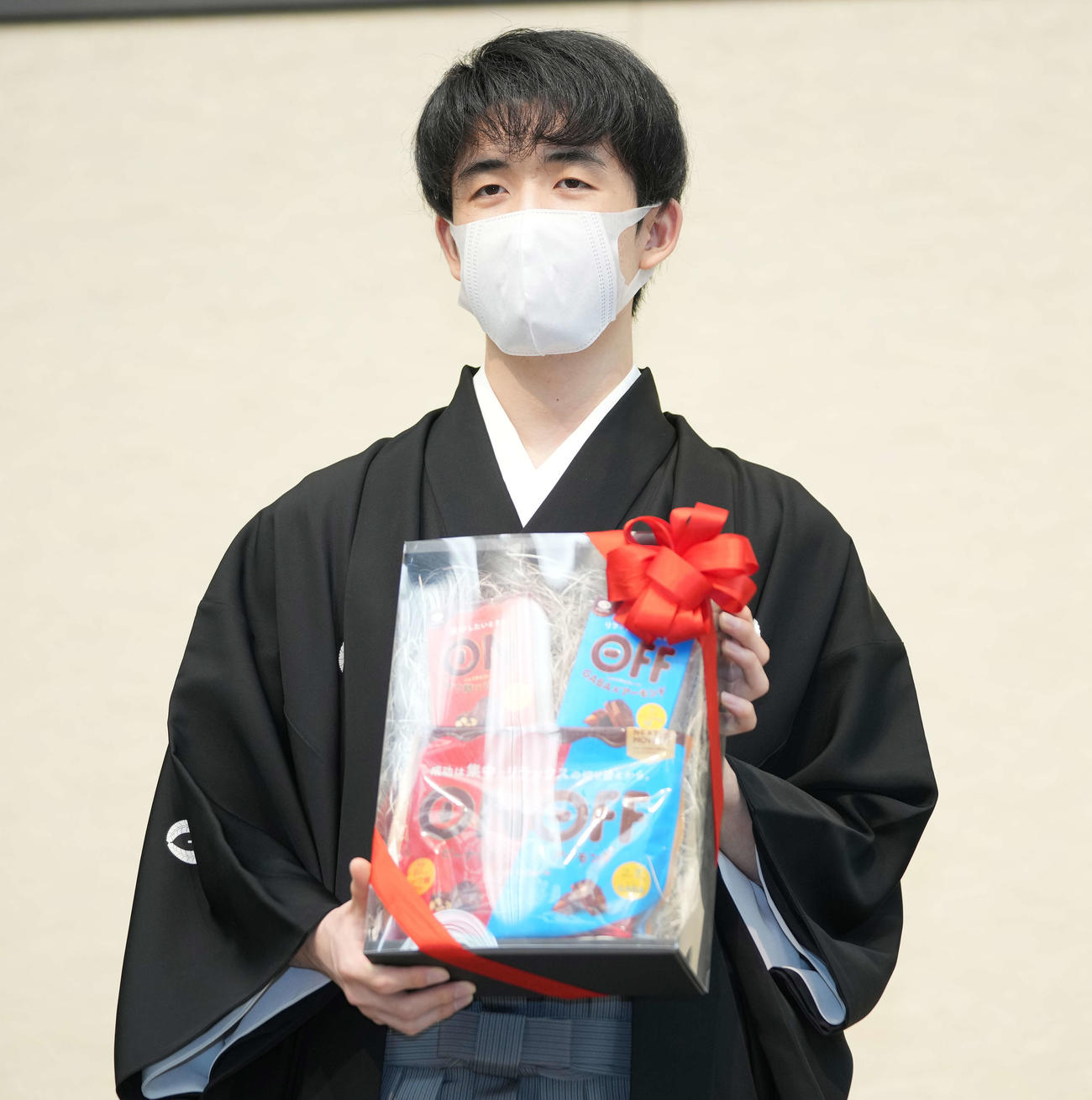叡王就位式で、副賞のチョコレートを手にする藤井聡太叡王（撮影・鈴木みどり）