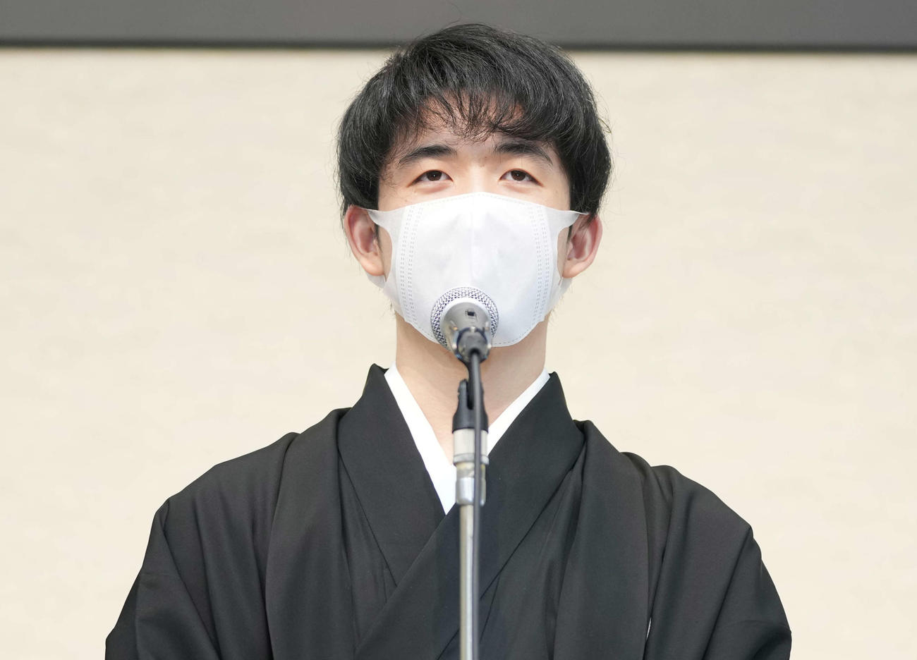 叡王就位式で就位状を手にする藤井聡太叡王（撮影・鈴木みどり）
